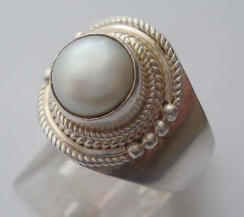 ** LOVELY PEARL RING SET IN STERLING SILVER.925**