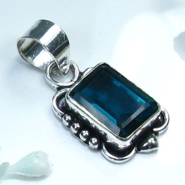 BLOOMING HILL QUARTZ SILVER PENDANT 1.5";