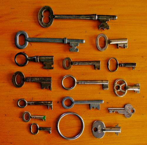 Collection of 15 vintage keys