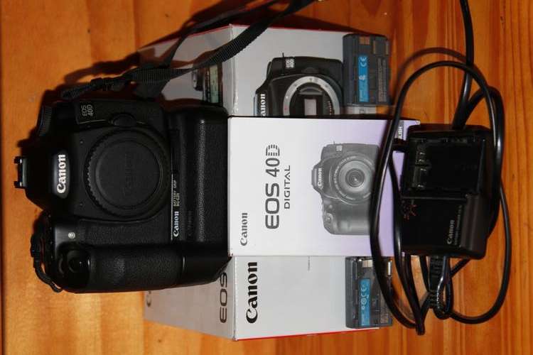Canon EOS 40D with original battery grip and 2 original canon batteries