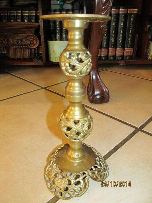 VINTAGE -BRASS STAND - Exquisite Classic Item