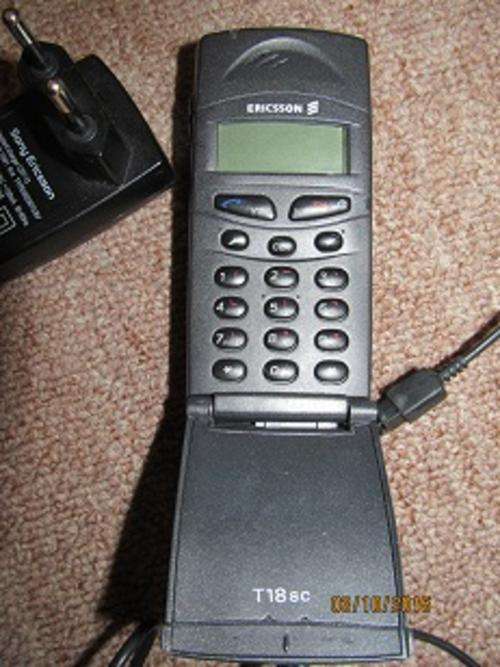 ERICSSON Vintage Cellphone T18sc with CHARGER
