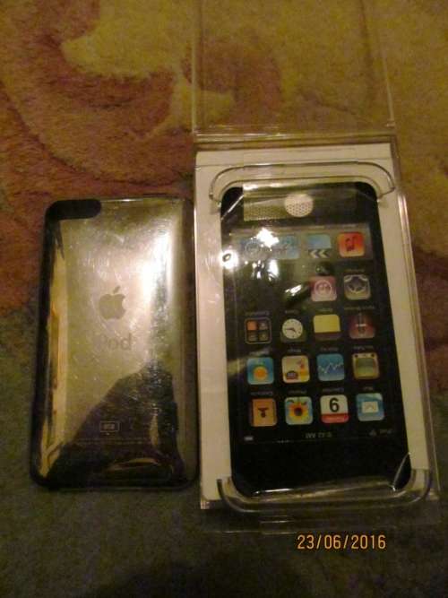 WOW!! Apple IPOD TOUCH v4.2.1 - A Classic in PERFECT working condition - WITH CHARGER