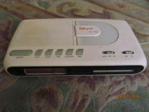 SAKYNO !! Digital Alarm Clock/Radio - with Night Light !!
