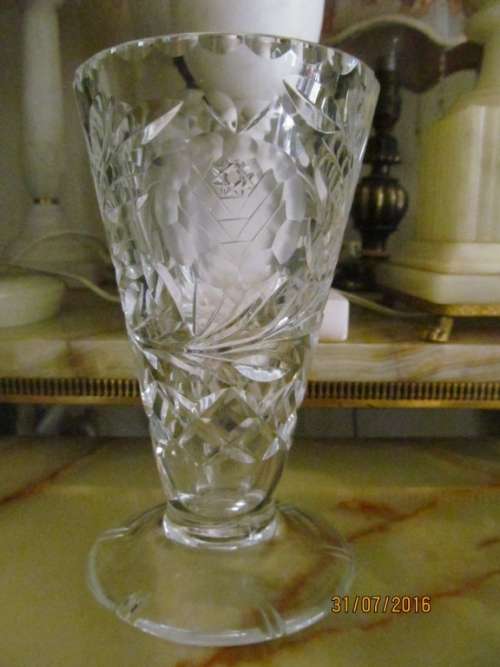 ROSE CUT SPLENDOUR!! Lead Crystal Vase in EXCELLENT condition !!