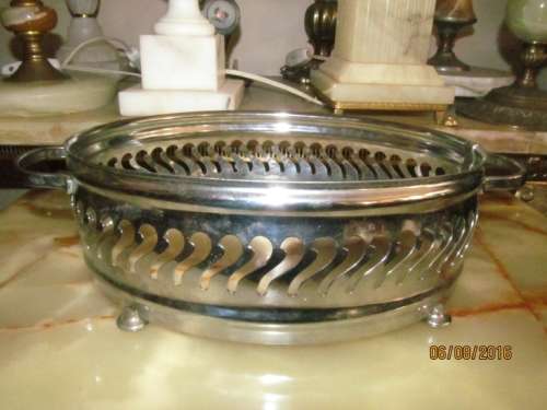CASSEROLE SERVING STAND!! NEW Condition Silver Metal Serving Stand with Handles