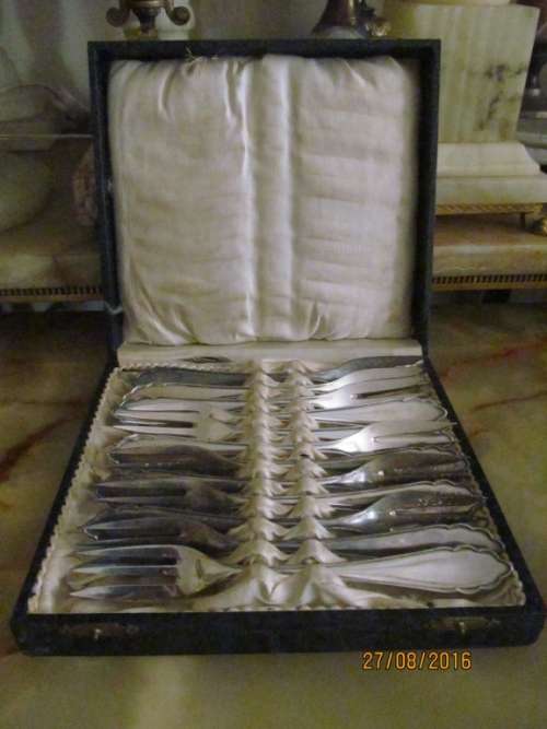 NESTLED IN WHITE SATIN !! Set of 12 Cake/Pastry Forks with Scalloped Handles