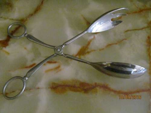 SERVED IN STYLE!! Vintage Pair of Silver Plated Salad Tongs - In NEW condition