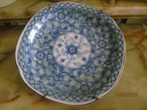 RARE VINTAGE IMARI !! Blue and Green Hand made + Painted Imari Wall Plate/Plate with Leaf and Floral