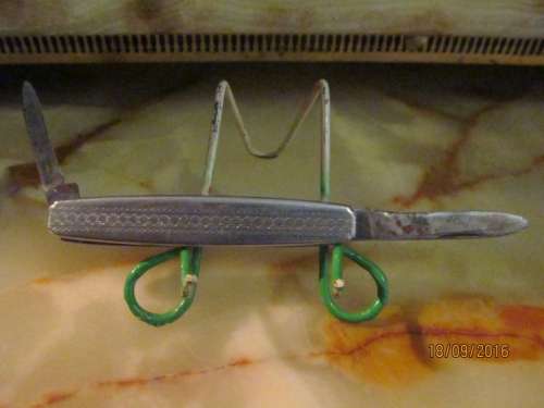 VINTAGE EDGE!! Twin Bladed Silver Tone Pocket Knife - Engraved Linear Pattern on Handle
