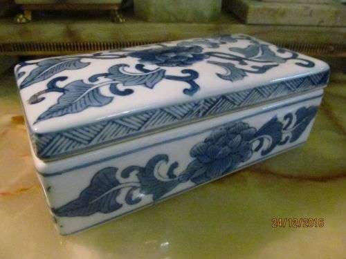 MING PATTERN !! Vintage Fine Porcelain Blue + White Glazed Jewellery Box with Lid