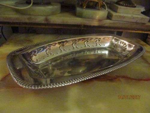 SP VINEYARD !! Vintage Silver Plated Rectangular Display Dish with Pierced Metal Grape Pattern