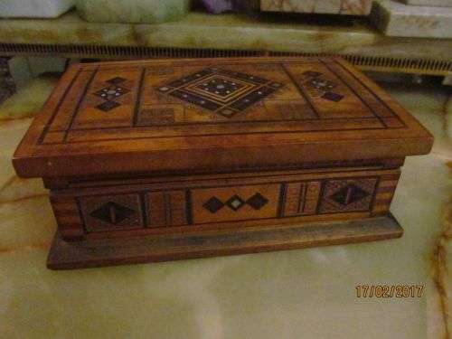 VINTAGE TREEN !! Inlaid with Mother Of Pearl and Wood Designs -Jewellery/Trinket Box with Hinged Lid