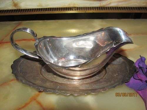 ANGORA ATTRACTION !! Vintage Silver Plated Gravy / Sauce Boat with Tray
