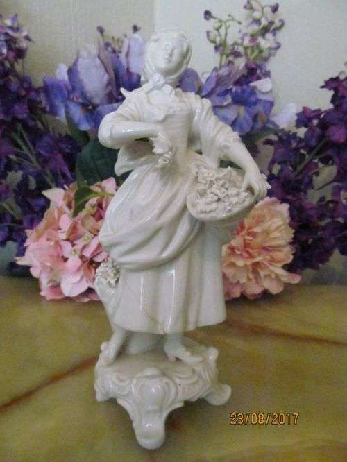 DRESDEN !! Vintage/Antique Dresden Porcelain Figure/Statue - Fruit Seller