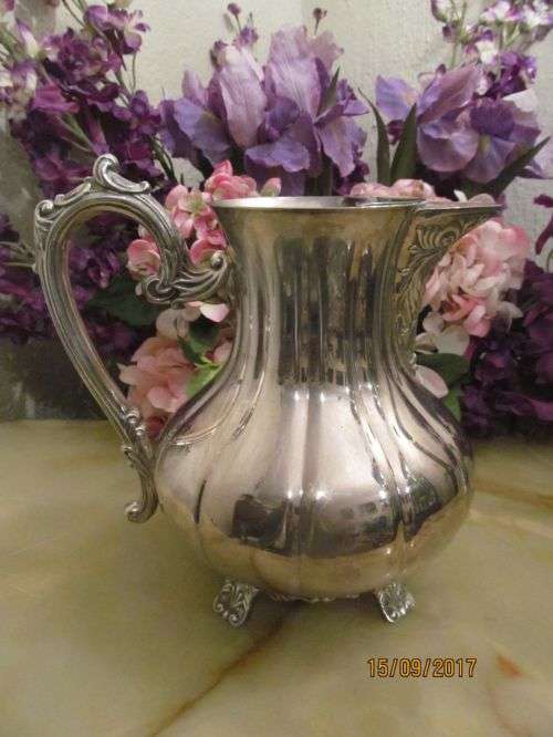 YESTERYEARS' GRANDEUR !! Vintage SIlver Plated Water Jug / Pitcher with Ice Lip