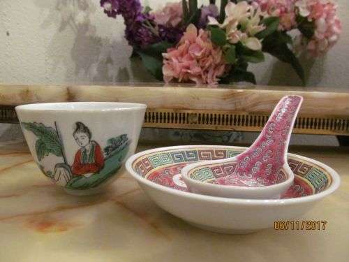 FAMILLE RED !! Vintage Lot of Chinese Enamelled Porcelain Spoon Rest and Dish with Teacup