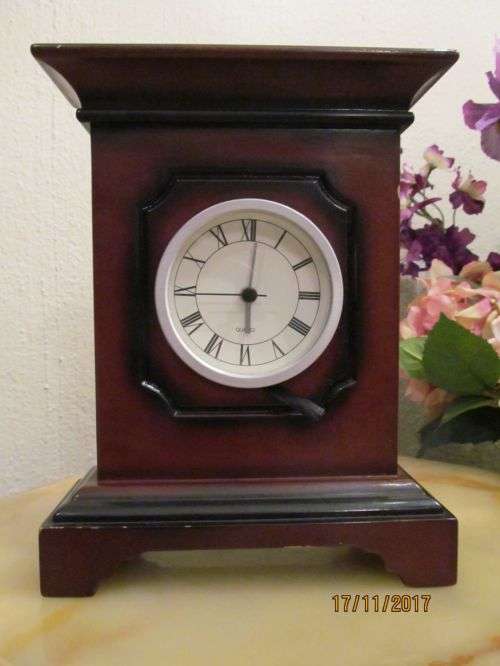 QUARTZ !! Vintage Quartz Mantel Clock - Circular Clock In Wood Case