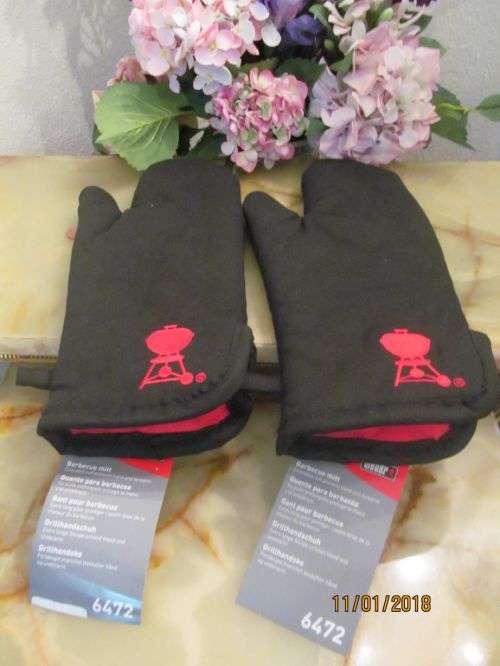 WEBER !! Pair of Brand New Weber Barbecue / Braai Mitts - Labelled