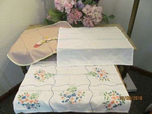 SAME DIFFERENCE !! Vintage Lot of Three Different Linen Table Serviettes