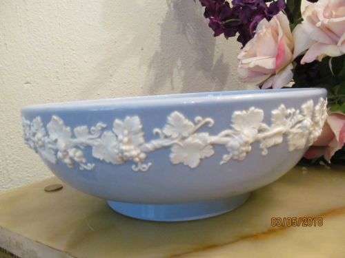 WEDGWOOD !! Vintage 1950's Embossed Wedgwood Queensware Large Display Bowl