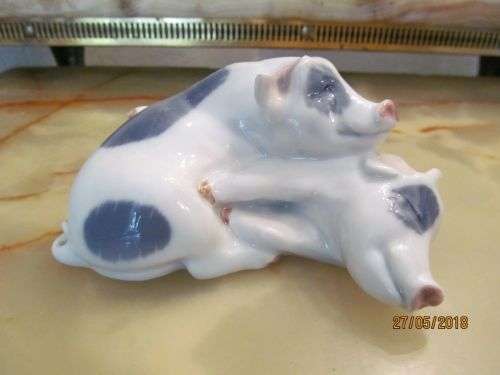 COPENHAGEN !! Rare Collectable Danish Fine Porcelain Royal Copenhagen Cuddling Pigs Figurine