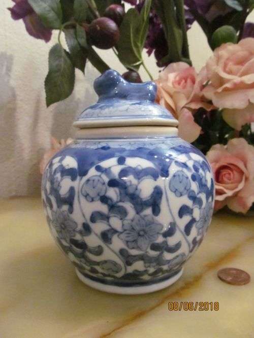WONDER FLOW !! Vintage Flow Blue Fine Porcelain Ginger Jar with Lid & Foo Dog Finial