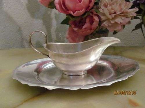 EPNS DUO !! Vintage Silver Plated Gravy / Sauce Boat with Tray - Scalloped