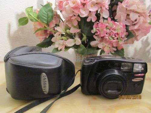 SAMSUNG !! Collectable 1990's Samsung Zoom 1050 Point and Shoot Camera - Fully Functional