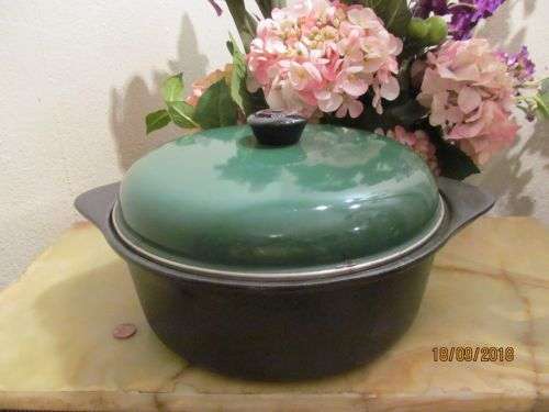 PROCHEF !! Medium 24.5cm Prochef Ovenproof Cast Iron Pot with Enamel Ware Lid