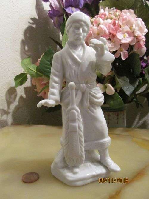 GENTLE WARRIOR !! Vintage Fine Porcelain Leonardo Collection Figurine / Statue - Warrior