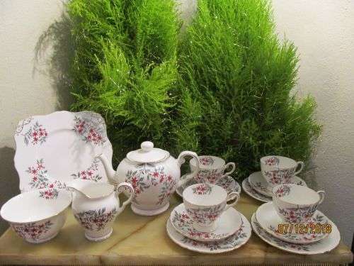 TUSCAN 1940's !! Vintage Tuscan Fine English Bone China Tea Set - 16 Items - Rare Floral Red