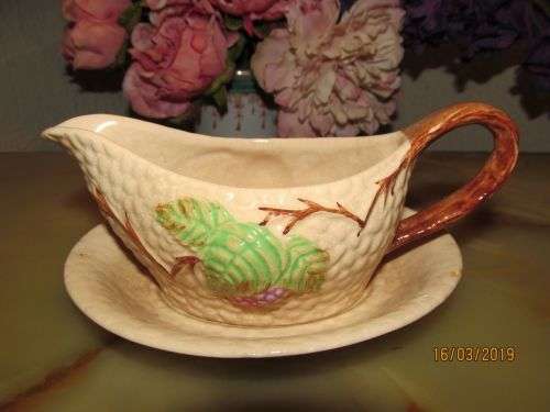 WADE BRAMBLE !! Rare Sought After Vintage 1940's Ceramic Wade Sauce / Cream Boat with Tray