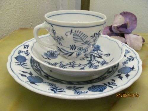 KIRCHENLAMITZ !! Extremely Rare Antique Fine Porcelain Blue Onion Bavarian Tea Trio
