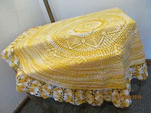 GOLDEN APEX !! Vintage Circular Crocheted Tablecloth - Floral Star Pattern - 4 Seat Table
