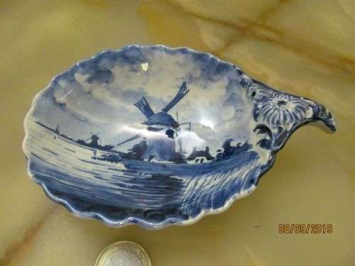 DELFTS !! Vintage 1960-70's Delfts Mesla Hand Painted Initialed Scallop Dish