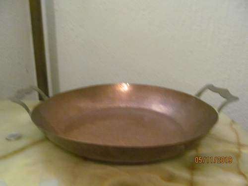 AU GRATIN !! Vintage Circular Copper Baking Dish / Pan with Brass Handles - Hammered Metal Pattern