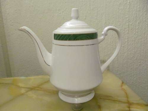 ROYAL CHINA !! Vintage Pristine Royal China Fine Porcelain Teapot - Emerald Marble
