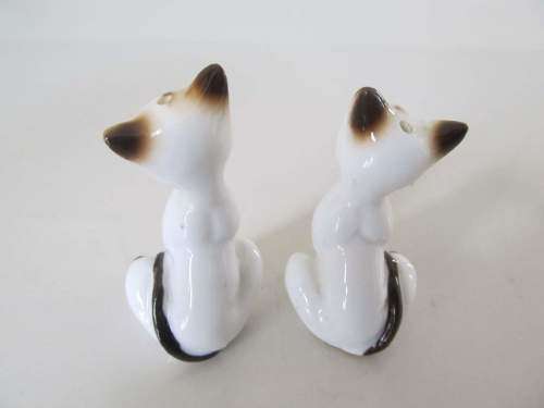 CATS !! Vintage Lot/Set of Ceramic Feline Figurine Salt and Pepper Shakers