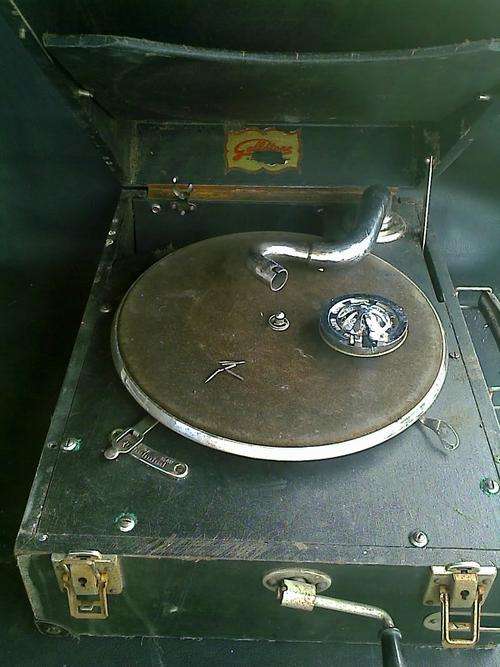 VERY OLD CRANK UP GALLOTONE GRAMOPHONE PLAYER IN BOX. STYLUS END HAS COME OFF. SPARE NEEDLES.