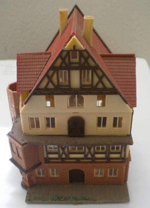 VINTAGE "VOLLMER" MODEL RAILWAY HOUSE!!