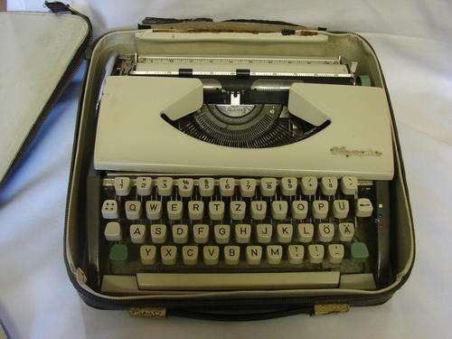 OLYMPIA "DE LUXE" PORTABLE TYPEWRITER!!