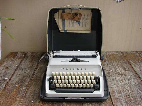 TRIUMPH GABRIELE 10 TYPEWRITER!!