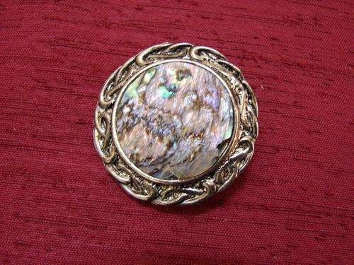 BROOCH !!
