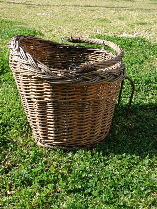 VINTAGE BICYCLE BASKET !!!
