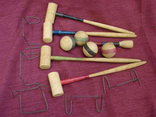 VINTAGE WOODEN TABLE CROQUET SET !!