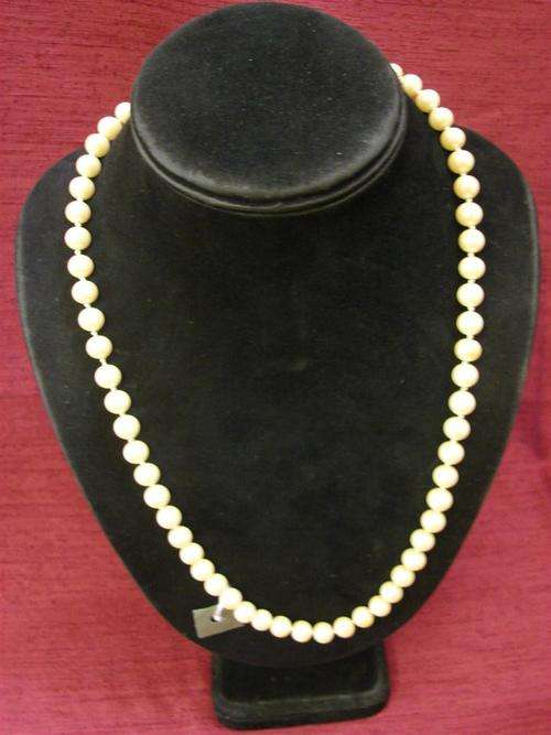 VINTAGE FAUX PEARL NECKLACE !!