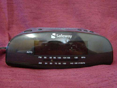 CLOCK RADIO -SAFEWAY