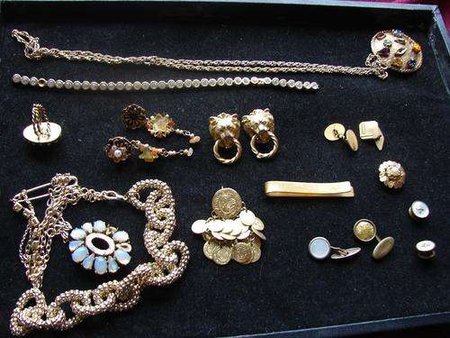 JEWELLERY LOT 208