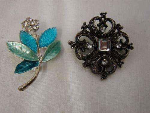 2 X  VINTAGE BROOCHES